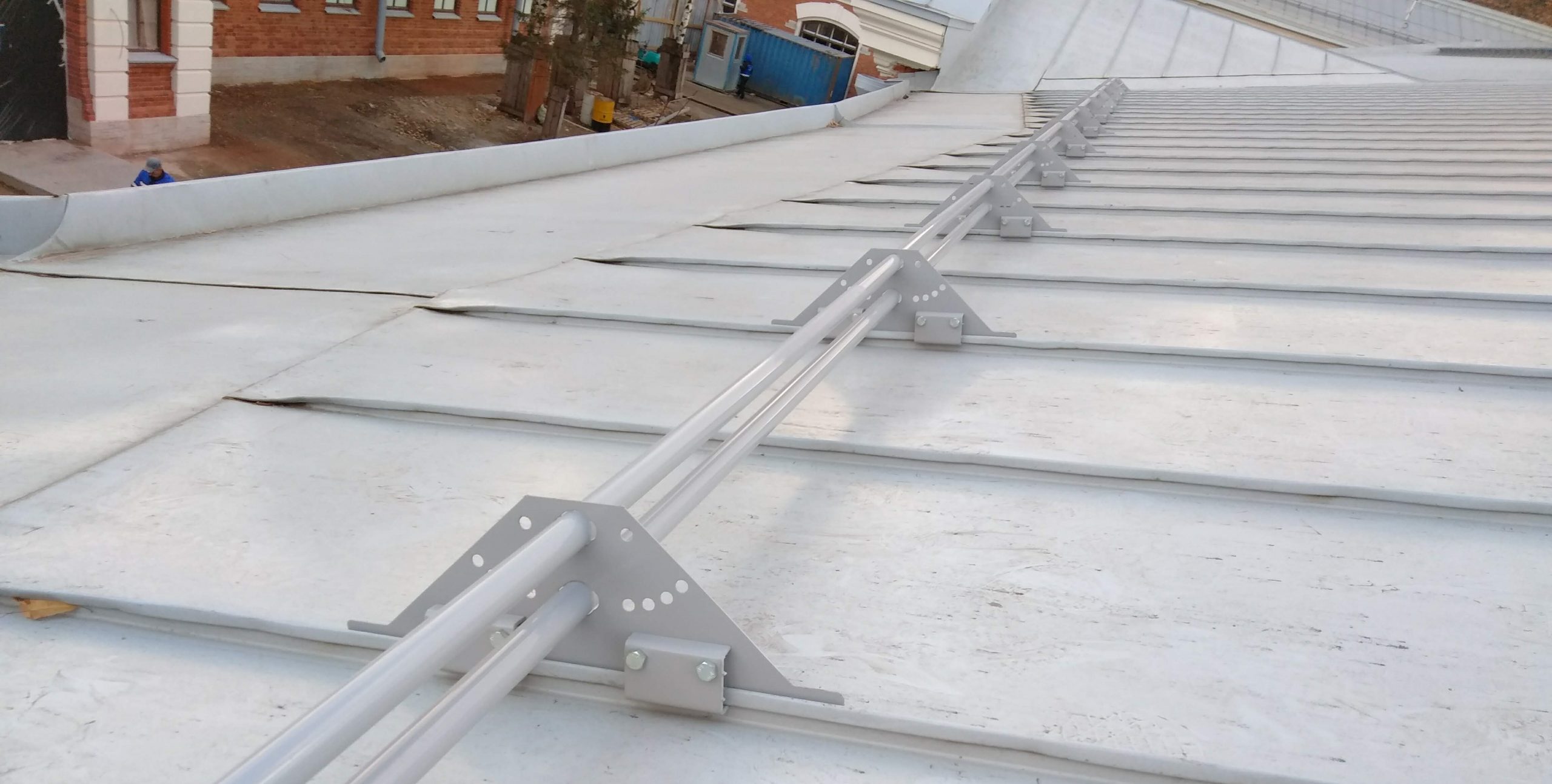 трубчатый снегозадержатель с креплением на фальцевую кровлю FISHER