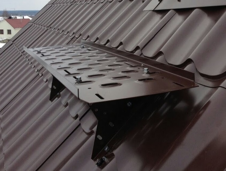 Переходной мостик на металлочерепицу